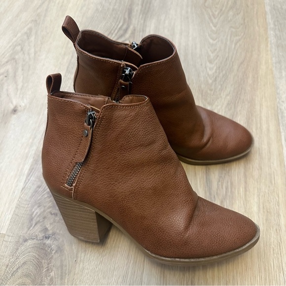 Universal Thread Brown Ankle Boots with Chunky Heel - Picture 1 of 10